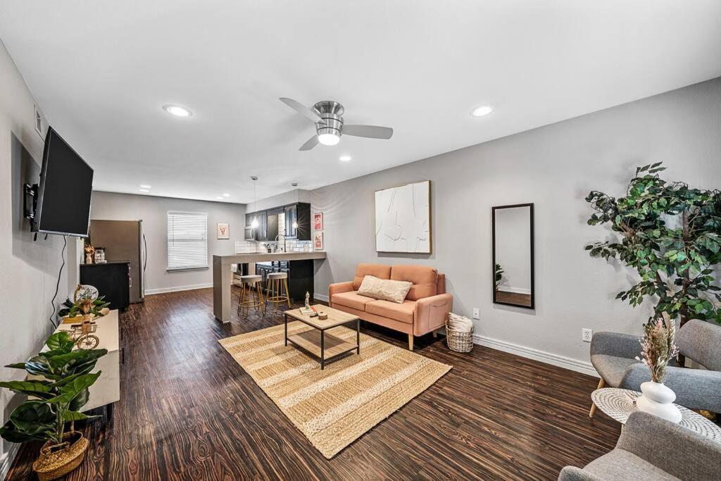 Luxe Condo In City Center Waco Εξωτερικό φωτογραφία